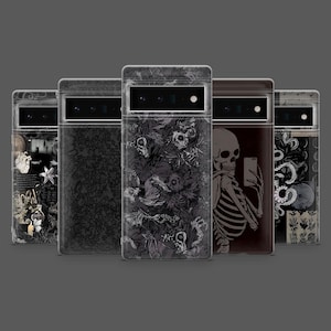 Può includere: Cinque custodie per telefono con design unici. Le custodie presentano opere d'arte scure di ispirazione gotica, tra cui motivi floreali, uno scheletro che scatta un selfie e altre illustrazioni macabre. Le custodie sono esposte su uno sfondo grigio.
