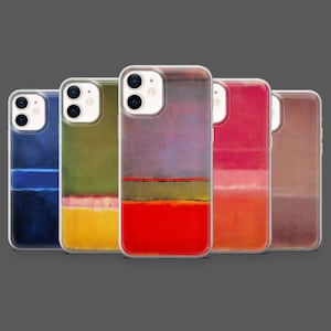 Puede incluir: Una colección de cinco fundas para teléfono con diseños de arte abstracto. Cada funda presenta una paleta de colores diferente, incluyendo azul, verde, rojo y marrón. Los diseños recuerdan a las pinturas de campos de color, con bandas horizontales de color.