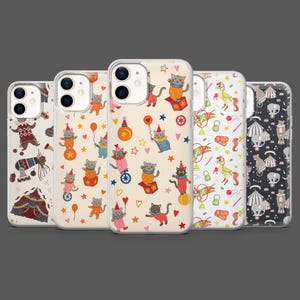 Op de afbeelding: Een verzameling van vijf telefoonhoesjes met verschillende circus-thema ontwerpen. De hoesjes bevatten illustraties van katten in circusoutfit, sterren, ballonnen en andere circuselementen. De hoesjes zijn in verschillende kleuren, waaronder rood, oranje en blauw.