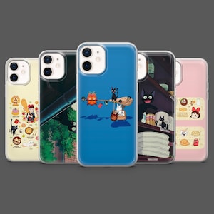 以下が含まれることがあります： カラフルなイラストが描かれた5つの携帯電話ケースのコレクション。ケースには、漫画のキャラクター、食べ物、シーンなど、さまざまなデザインが施されています。各ケースはユニークなデザインと配色で、さまざまなスタイルを提供しています。