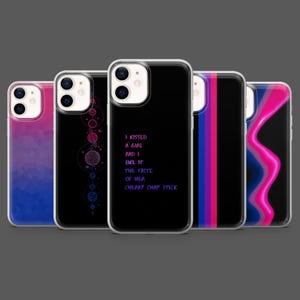 Op de afbeelding: Een verzameling telefoonhoesjes met verschillende ontwerpen. Eén hoesje heeft de tekst "I KISSED A GIRL AND I LIKE IT THE TASTE OF HER CHERRY CHAP STICK". Andere hoesjes tonen geometrische en abstracte patronen in roze, blauw en paars.