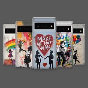 Könnte beinhalten: Eine Sammlung von Handyhüllen mit Graffiti-Kunst im Banksy-Stil. Designs umfassen einen Regenbogen, Kinder, die sich an den Händen halten mit einem Herz, ein Kind mit Blumen, ein Kind mit Luftballons und einen Fotografen. Die Hüllen sind in Weiß, Grau, Rot und verschiedenen Farben gehalten.