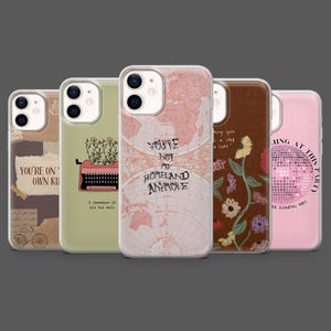 Puede incluir: Cinco fundas para tel&eacute;fono con varios dise&ntilde;os. Una funda tiene el texto "YOU'RE ON OWN KII" con un dise&ntilde;o de collage. Otra presenta una m&aacute;quina de escribir con flores. Una tercera funda tiene un mapa del mundo y el texto "YOU'RE NOT MY HOMELAND ANYMORE". La cuarta funda tiene flores y texto. La &uacute;ltima funda tiene una bola de discoteca.