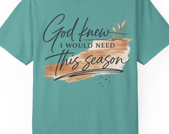 Camiseta Christian Comfort Colors – “Dios sabía que la necesitaría esta temporada”
