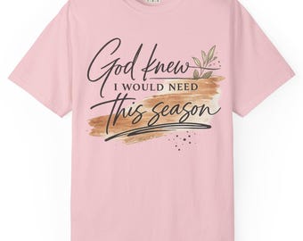Camiseta Christian Comfort Colors – “Dios sabía que la necesitaría esta temporada”