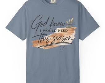Camiseta Christian Comfort Colors – “Dios sabía que la necesitaría esta temporada”