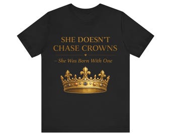 Camiseta "Ella no persigue coronas" – Born With One Queen Apparel