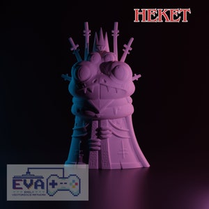 Puede incluir: Figurilla blanca impresa en 3D de una criatura parecida a una rana que lleva una corona y sostiene una espada. La figura está de pie sobre una base y tiene una superficie texturizada. El texto "HEKET" está escrito en letras rojas en la parte superior de la imagen.
