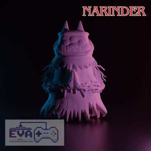 Puede incluir: Figurita blanca impresa en 3D de una criatura con una cabeza grande, cuatro ojos y una boca ancha. La criatura lleva una capa con flecos. La figurita está iluminada con luz rosa y azul. El texto "NARINDER" está en rojo en la parte superior de la imagen.