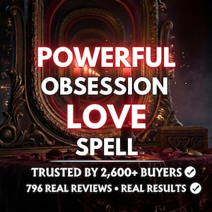 Puede incluir: Un espejo con marco oscuro ornamentado que refleja velas rojas, con el texto POWERFUL OBSESSION LOVE SPELL, TRUSTED BY 2,600+ BUYERS y 796 REAL REVIEWS • REAL RESULTS. Se observan una pequeña botella de vidrio con lazo negro y una caja de madera.