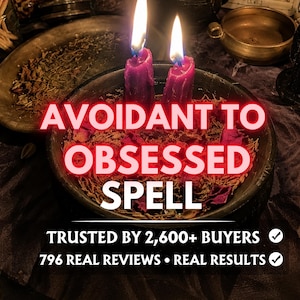 Op de afbeelding: Een donkere kom gevuld met gedroogde kruiden en bloemblaadjes, met twee brandende paarse kaarsen. De tekst luidt: AVOIDANT TO OBSESSED SPELL, TRUSTED BY 2,600+ BUYERS, 796 REAL REVIEWS • REAL RESULTS. Inclusief een koperen kom en lucifers.