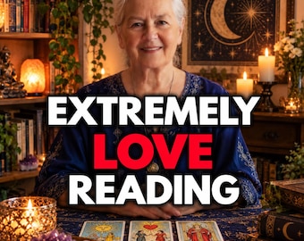 Pode incluir: Uma pessoa vestindo uma blusa azul escura estampada está sentada atrás de uma mesa com três cartas de tarô. O texto EXTREMELY LOVE READING está sobreposto em branco e vermelho. A cena inclui velas acesas, cristais e livros num quarto.