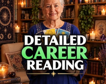 Op de afbeelding: Een persoon in een blauw shirt houdt een waaier van tarotkaarten met zonneafbeeldingen vast. De tekst DETAILED CAREER READING is in wit en groen over het beeld geplaatst. De scène bevat brandende kaarsen, boeken en een paars kristal.