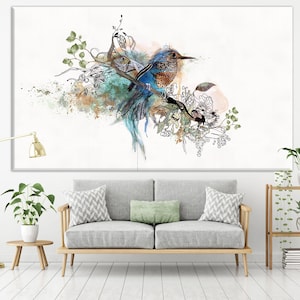 Puede incluir: Una gran impresión artística en lienzo con una ilustración en acuarela de un pájaro azul posado en una rama con acentos florales y de follaje. La obra de arte tiene un fondo blanco con salpicaduras de color.