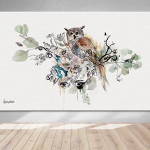 Puede incluir: Una pintura de acuarela de un b&uacute;ho posado en una rama con hojas verdes y flores. El b&uacute;ho es marr&oacute;n y blanco con ojos amarillos. La pintura tiene un estilo caprichoso y abstracto.