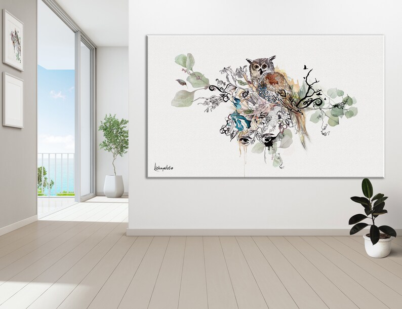 Puede incluir: Una pintura de acuarela de un b&uacute;ho posado en una rama con hojas verdes y un fondo azul claro. El b&uacute;ho es marr&oacute;n y blanco con ojos amarillos. La pintura est&aacute; firmada "Lechwaldo" en la esquina inferior izquierda.