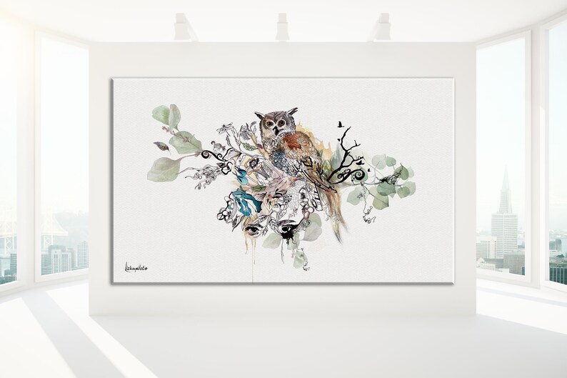 Puede incluir: Una pintura de acuarela de un b&uacute;ho posado en una rama con hojas verdes. El b&uacute;ho es marr&oacute;n y blanco con grandes ojos oscuros. El fondo es blanco con algunas l&iacute;neas negras y un peque&ntilde;o p&aacute;jaro volando en la esquina superior derecha. La pintura est&aacute; firmada "Isamuito" en la esquina inferior izquierda.