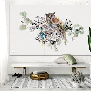 Puede incluir: Una pintura de acuarela de un b&uacute;ho posado en una rama con hojas verdes y flores. El b&uacute;ho es marr&oacute;n y blanco con ojos amarillos. La pintura est&aacute; sobre un lienzo blanco y tiene un fondo blanco.