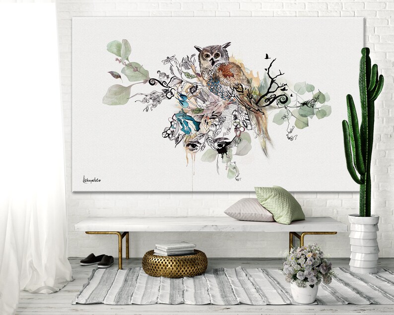 Puede incluir: Una pintura de acuarela de un b&uacute;ho posado en una rama con hojas verdes y flores. El b&uacute;ho es marr&oacute;n y blanco con ojos amarillos. La pintura est&aacute; sobre un lienzo blanco y tiene un fondo blanco.