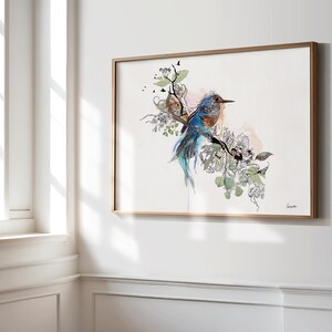 Puede incluir: Una impresi&oacute;n de arte mural horizontal enmarcada que muestra un p&aacute;jaro azul posado en una rama, rodeado de delicados elementos florales dibujados con l&iacute;neas negras, hojas de color verde suave y sutiles lavados de acuarela en tonos melocot&oacute;n y azul.