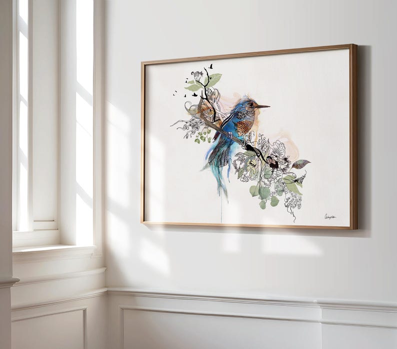 Puede incluir: Una impresi&oacute;n de arte mural horizontal enmarcada que muestra un p&aacute;jaro azul posado en una rama, rodeado de delicados elementos florales dibujados con l&iacute;neas negras, hojas de color verde suave y sutiles lavados de acuarela en tonos melocot&oacute;n y azul.