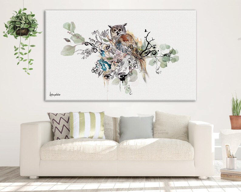 Puede incluir: Una pintura de acuarela de un b&uacute;ho posado en una rama con hojas verdes. El b&uacute;ho es marr&oacute;n y blanco con ojos amarillos. La pintura tiene un fondo blanco con algunas salpicaduras de pintura azul y verde.