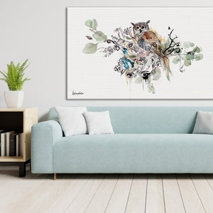 Puede incluir: Una pintura de acuarela de un b&uacute;ho posado en una rama con hojas verdes. El b&uacute;ho es marr&oacute;n y blanco con ojos amarillos. La pintura est&aacute; sobre un fondo blanco.