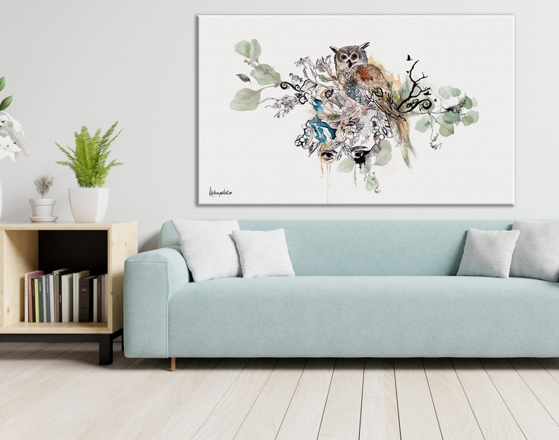 Puede incluir: Una pintura de acuarela de un b&uacute;ho posado en una rama con hojas verdes. El b&uacute;ho es marr&oacute;n y blanco con ojos amarillos. La pintura est&aacute; sobre un fondo blanco.
