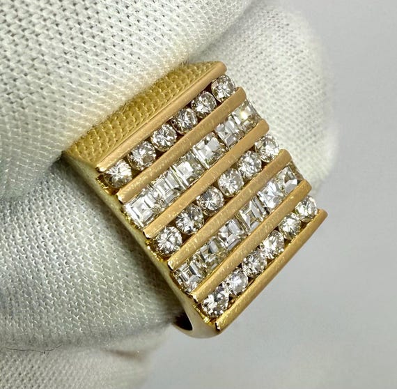 18k Yellow Gold Diamond Ring - image 1