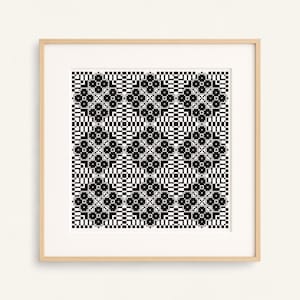 Könnte beinhalten: Ein gerahmter Druck mit einem schwarz-weißen geometrischen Muster. Das Design besteht aus sich wiederholenden Quadraten und blütenartigen Formen, wodurch ein visuell komplexes und symmetrisches Kunstwerk entsteht. Der Rahmen ist hellholzfarben.