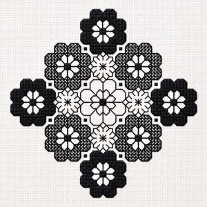 Peut inclure: Un motif de point de croix noir et blanc représentant un dessin floral symétrique. Le design se compose de fleurs noires pleines à quatre pétales et de fleurs blanches aux contours tracés, disposées en losange sur une toile blanche.