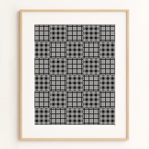 Peut inclure: Une impression encadrée avec un motif à carreaux noir et blanc. L'œuvre d'art est composée d'une grille de carrés, créant un motif répétitif. Le cadre est en bois clair et l'impression est présentée sur un fond blanc.
