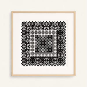 Peut inclure: Une œuvre d'art murale carrée encadrée présentant un motif de point de croix géométrique noir et blanc. Le design se compose d'une grille centrale dense entourée d'une bordure décorative de motifs répétitifs en croix et feuilles dans un cadre en bois clair.