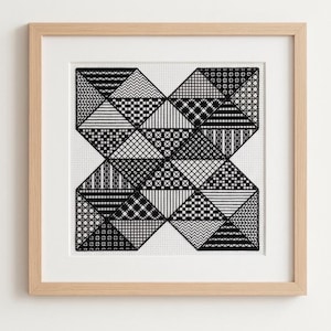 Peut inclure: Une broderie au point de croix carrée présentant un motif géométrique noir et blanc composé de multiples triangles. Le design affiche diverses textures incluant des rayures, des grilles et des points, le tout dans un cadre en bois clair.