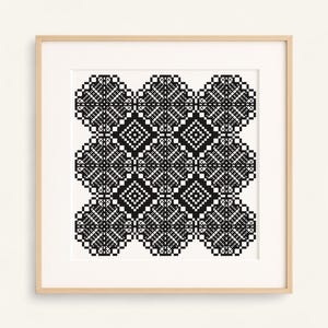 Peut inclure: Une œuvre d'art murale carrée encadrée présentant un motif géométrique répétitif noir et blanc. Le design se compose de formes octogonales interconnectées avec des lignes croisées complexes et de petits détails carrés, le tout dans un cadre en bois clair.