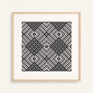 Può includere: Una stampa incorniciata con un motivo geometrico in bianco e nero. Il design è composto da forme ripetute di diamanti e quadrati, creando una trama visiva simmetrica e complessa. L'opera d'arte è racchiusa in una cornice di legno colorata.