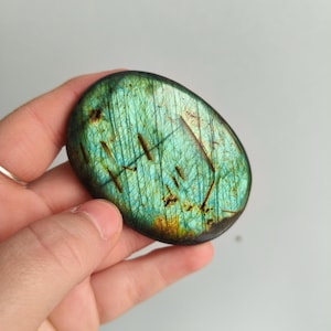 Peut inclure: Ensemble de trois tasses en céramique avec une finition mate et mouchetée. Les tasses sont de couleur crème, gris clair et gris foncé. Chaque tasse a un design simple et minimaliste.