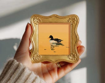 Anka på gyllene vatten oljemålning, original mini fågelväggkonst, lantlig inredning