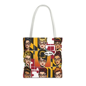 Może przedstawiać: Biała torba typu tote z pop-artowym wzorem kobiet w okularach przeciwsłonecznych. Projekt torby zawiera flagę stanu Maryland jako tło, z frazą "Hey, Hon!" w dymku.