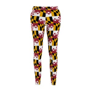 Może przedstawiać: Legginsy z powtarzającym się wzorem flagi stanu Maryland. Projekt zawiera czerwone, białe, czarne i żółte kształty geometryczne. Legginsy są dopasowane i wykonane z elastycznego materiału. Długość ok. 90 cm.