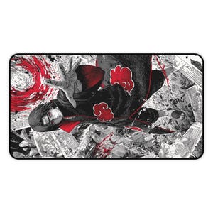 Puede incluir: Alfombrilla de ratón rectangular negra con una ilustración de estilo manga de un personaje con una capa negra con detalles rojos y símbolos de nubes rojas. El fondo es una mezcla de negro, blanco y rojo.