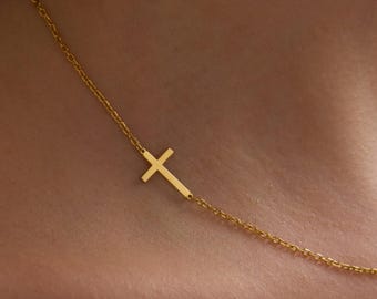 Collar con delicada cruz lateral – Colgante horizontal de plata de ley, joyería cristiana minimalista – Collar de fe hecho a mano