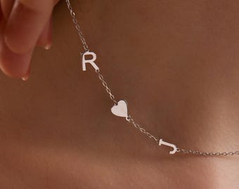 Collar personalizado con inicial e icono de lado – Joyería personalizada de plata con nombres de pareja – Collar minimalista y delicado