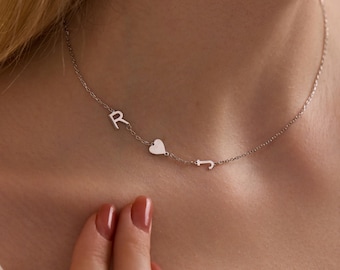 Collar con inicial e icono lateral – Collar personalizado con letras para parejas – Joyería personalizada con nombre en plata de ley