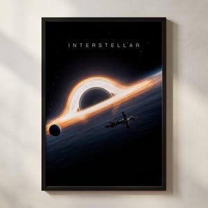 Peut inclure: Une affiche encadrée avec le mot "INTERSTELLAR" en haut. L'image représente un trou noir avec une lueur orange et jaune vive, une planète et un vaisseau spatial. Le fond est bleu foncé et noir, créant une scène spatiale dramatique.