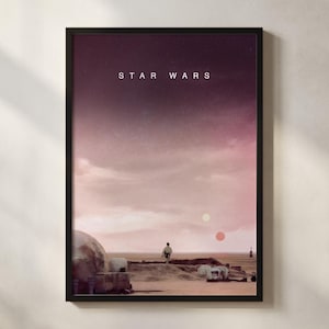 Op de afbeelding: Ingelijste Star Wars kunstprint met een woestijnlandschap onder een roze en paarse lucht. De print bevat de tekst "STAR WARS" bovenaan, met een figuur in de verte. Het kunstwerk zit in een zwart frame.