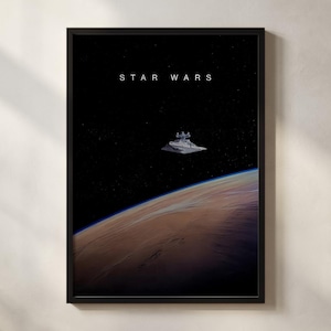 Op de afbeelding: Ingelijste kunstprint met een Star Wars-thema. De afbeelding toont een ruimteschip boven een planeet, met de tekst "STAR WARS" bovenaan. Het kunstwerk staat tegen een zwarte achtergrond en in een zwarte lijst.