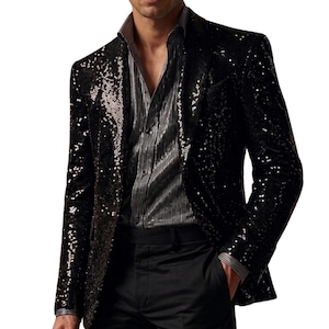 Pode incluir: Um blazer preto com lantejoulas e lapela entalhada. O blazer é combinado com uma camisa listrada e calças pretas. O casaco tem um design de um botão e um bolso no lado esquerdo. Adequado para eventos formais.