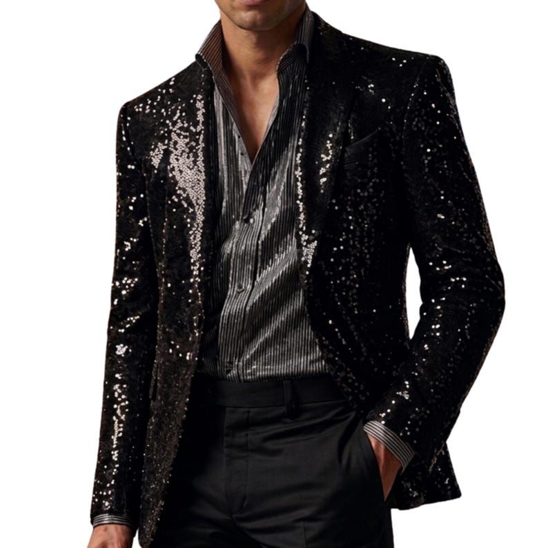 Pode incluir: Um blazer preto com lantejoulas e lapela entalhada. O blazer &eacute; combinado com uma camisa listrada e cal&ccedil;as pretas. O casaco tem um design de um bot&atilde;o e um bolso no lado esquerdo. Adequado para eventos formais.
