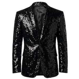 Pode incluir: Um blazer preto com lantejoulas e fecho cl&aacute;ssico de dois bot&otilde;es. O casaco apresenta lapelas entalhadas e um corte sob medida, perfeito para eventos formais ou para adicionar um toque de glamour a qualquer roupa. As lantejoulas criam um efeito brilhante.
